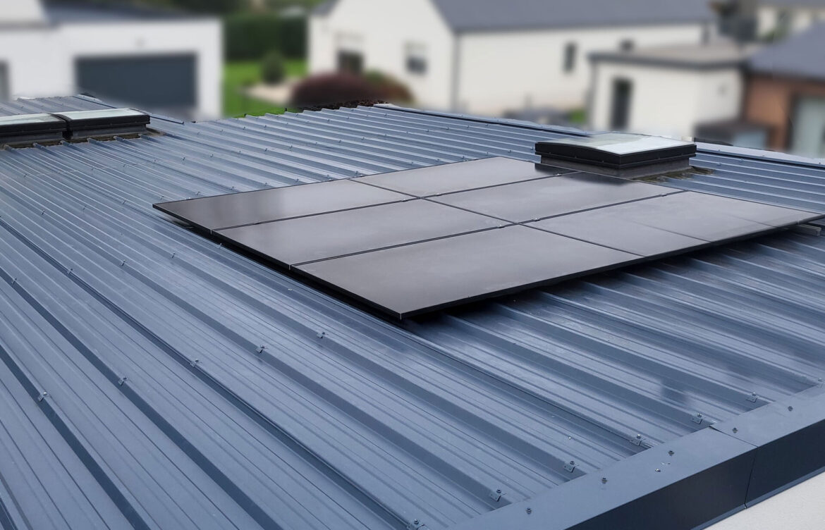 Pose de panneaux photovoltaïques sur une toiture en bac acier à Questembert (56)