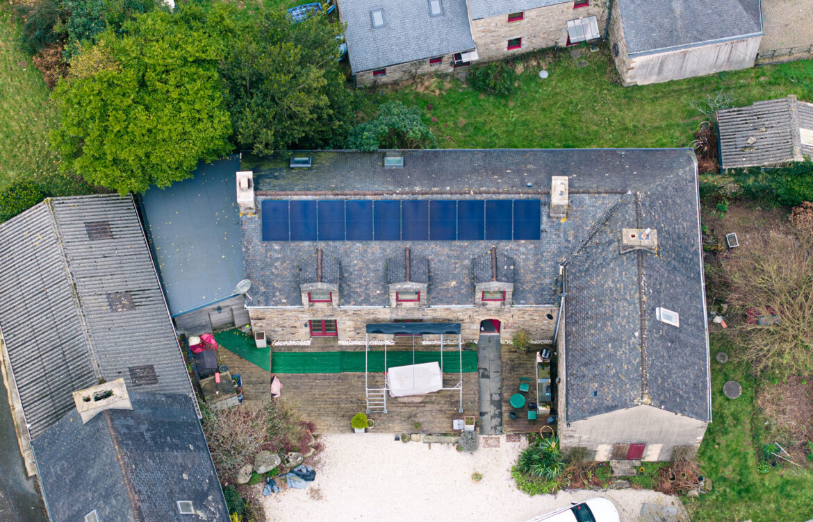 Pose de panneaux photovoltaïques sur le toit d’une longère à Ploudaniel (29)