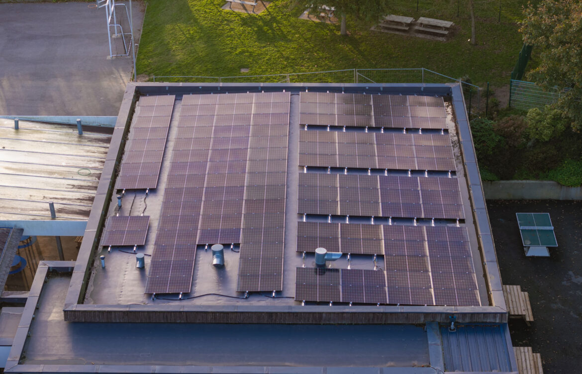 Panneaux photovoltaïques sur une Maison de l’enfance dans le Finistère