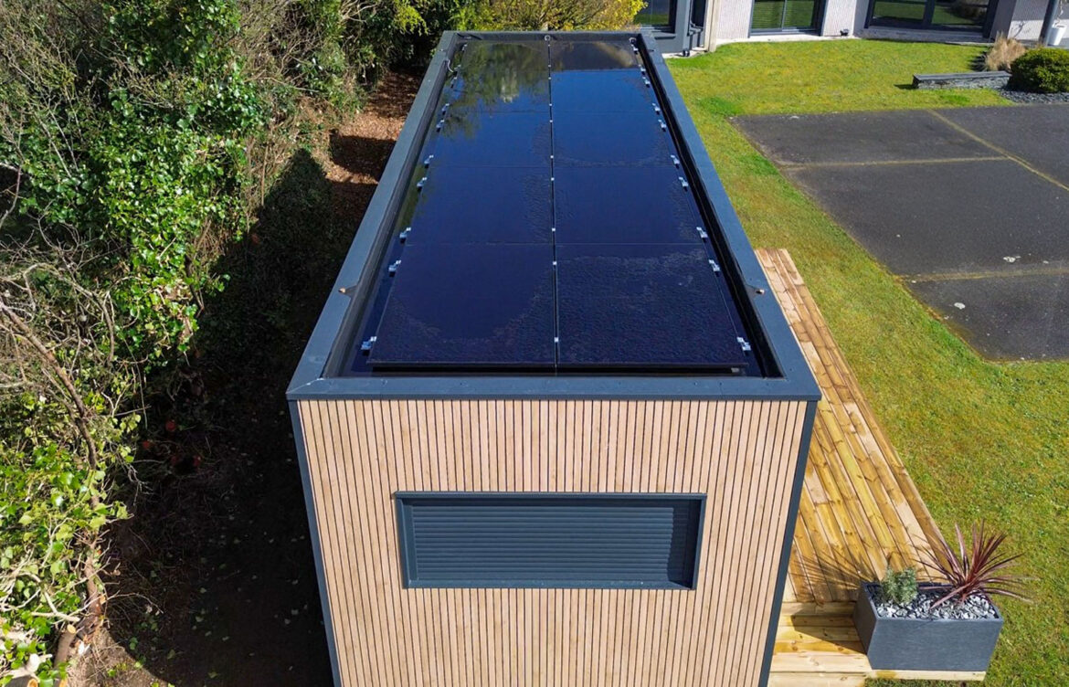 Panneaux solaires sur un studio de jardin