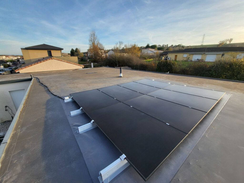 Panneaux photovoltaïques sur un toit plat