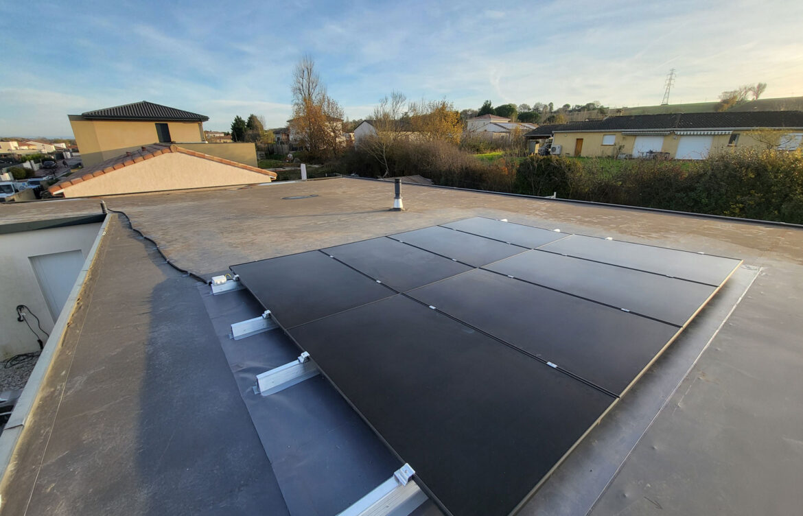 Installation de panneaux solaires photovoltaïques sur toit plat