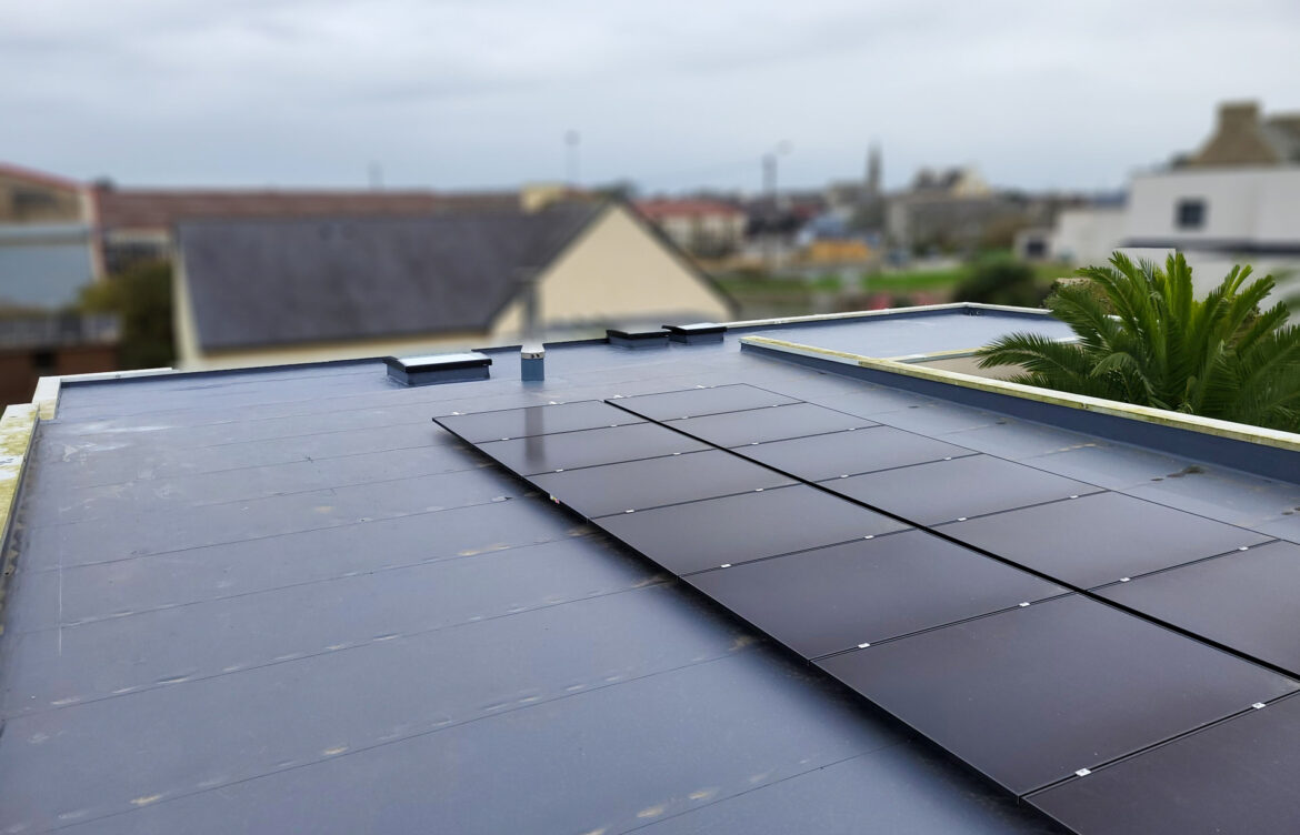 Installation de panneaux photovoltaïques sur une toiture membrane