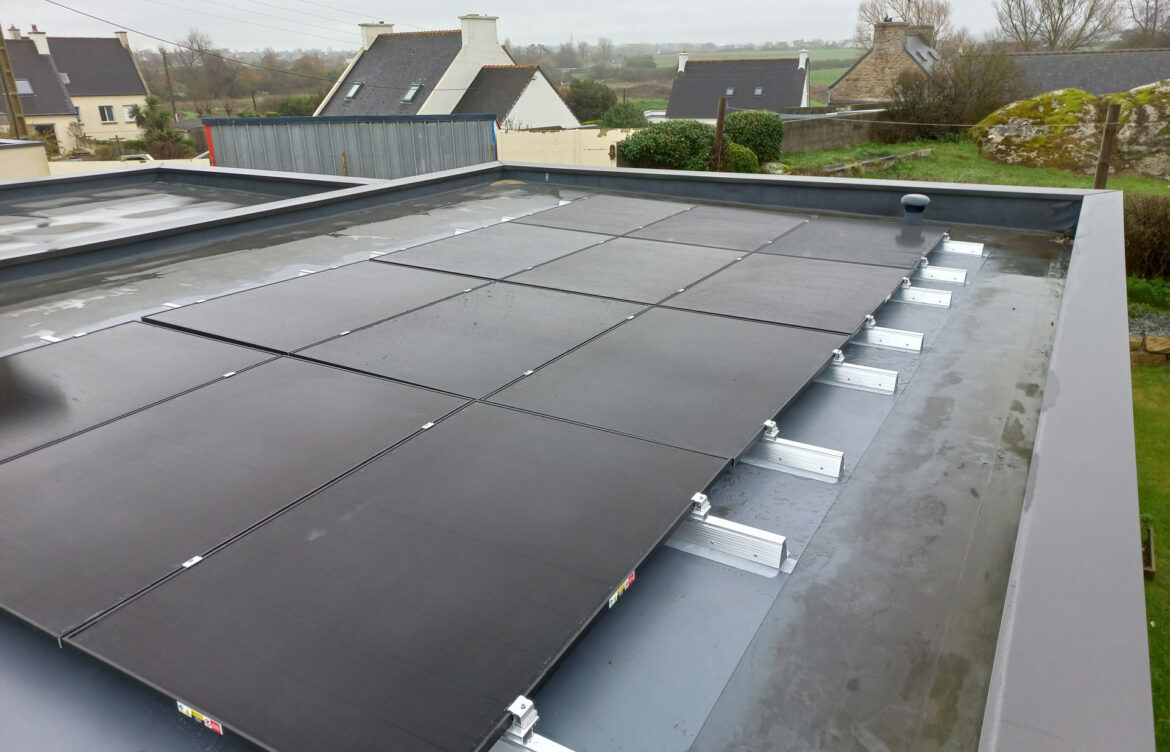 Pose de panneaux photovoltaïques sur toit plat à Plouescat