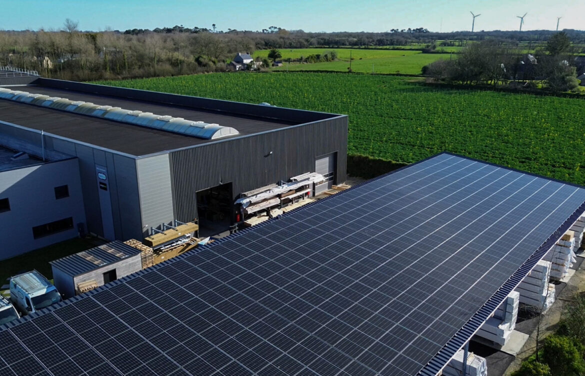Panneaux photovoltaïques sur le toit d’une usine