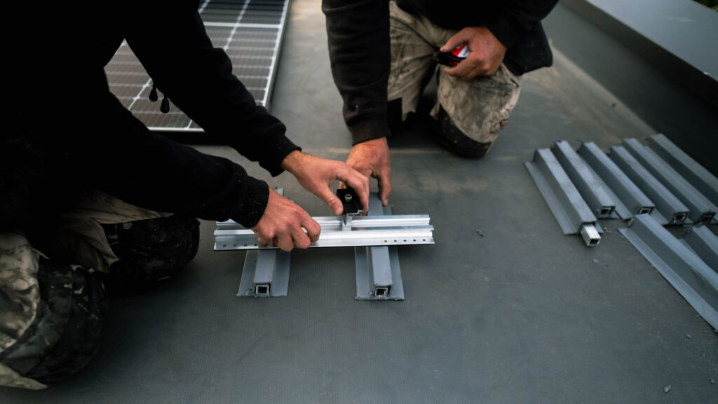 lestage-panneaux-solaires-toit-plat