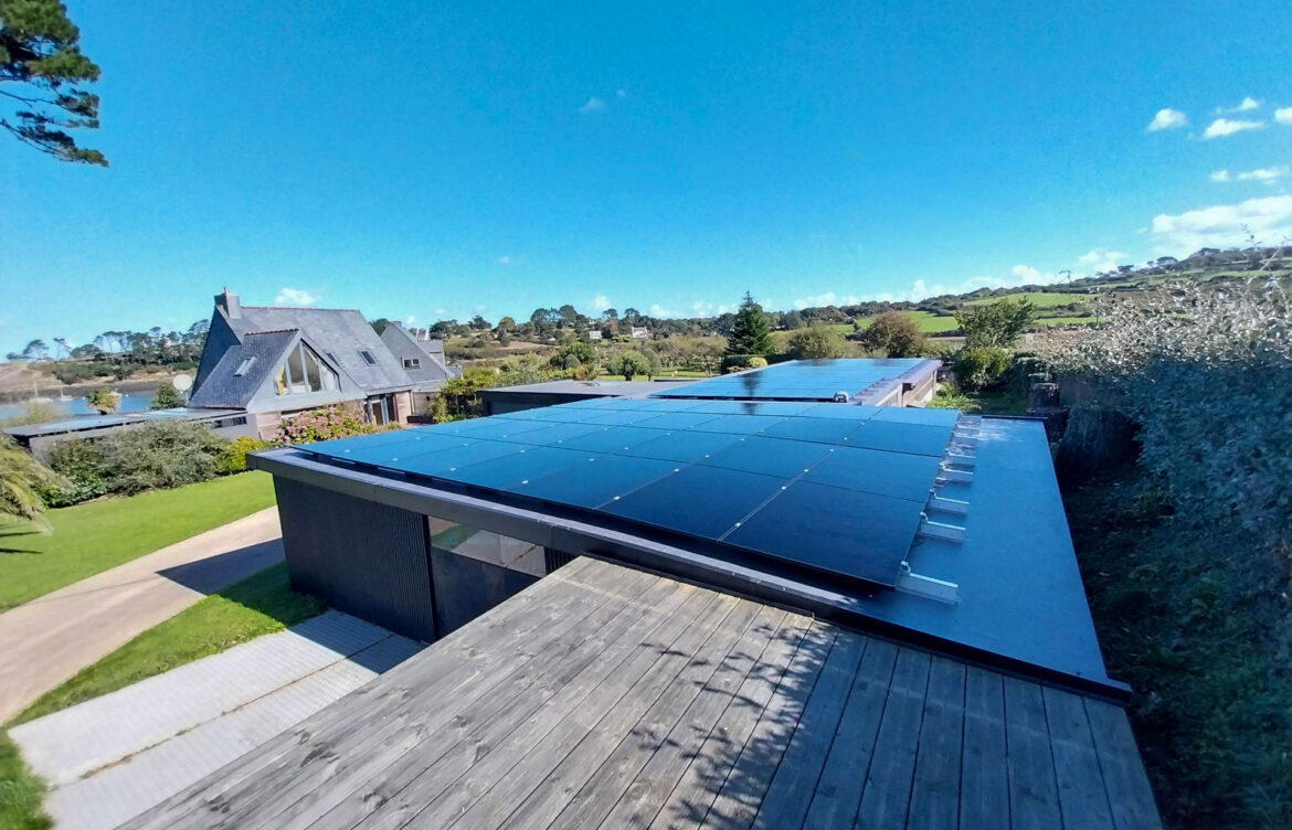 Panneaux photovoltaïques sur toit plat