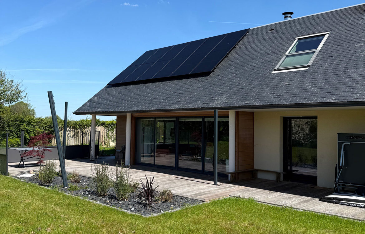 Panneaux solaires sur une maison familiale pour des économies immédiates