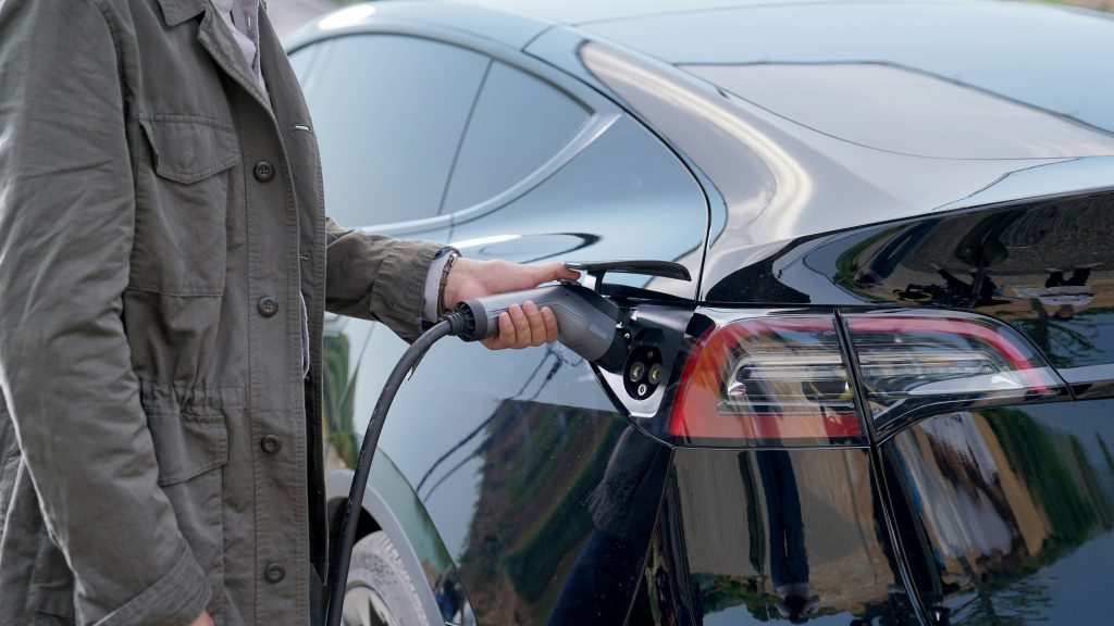 recharger-voiture-electrique-panneau-solaire