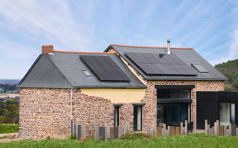 panneaux-photovoltaiques-maison-ancienne-renovee