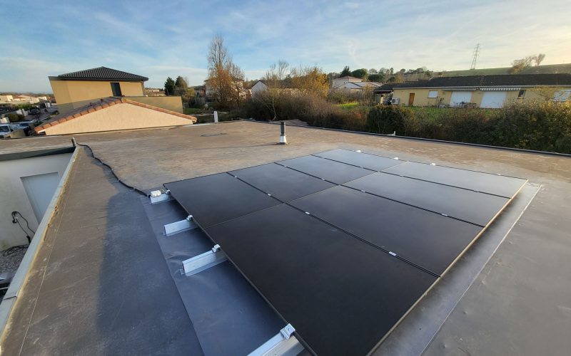 Panneaux photovoltaïques sur un toit plat