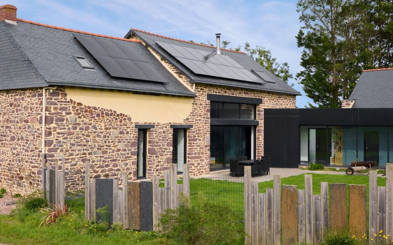 panneaux-solaires-maison-ancienne-renovee