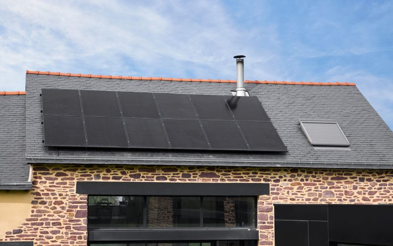 panneaux-solaires-maison-renovee-zoom